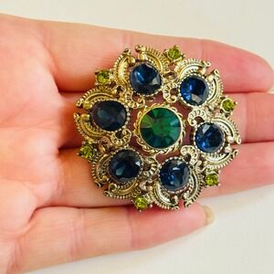 VTG Regal Brooch pin Signed Squire Faux Sapphire emerald Rhinestone Gold Round